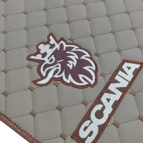 Sobre Tapete Luxo em Couro Courvin Mosaico para Caminhão Scania NTG